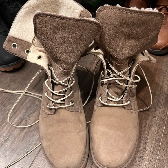 Fuzzy boots - Picture 2 of 2